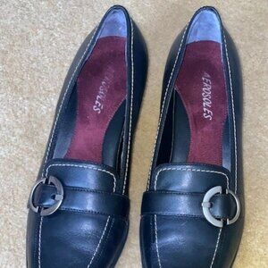 Aerosoles black leather pumps